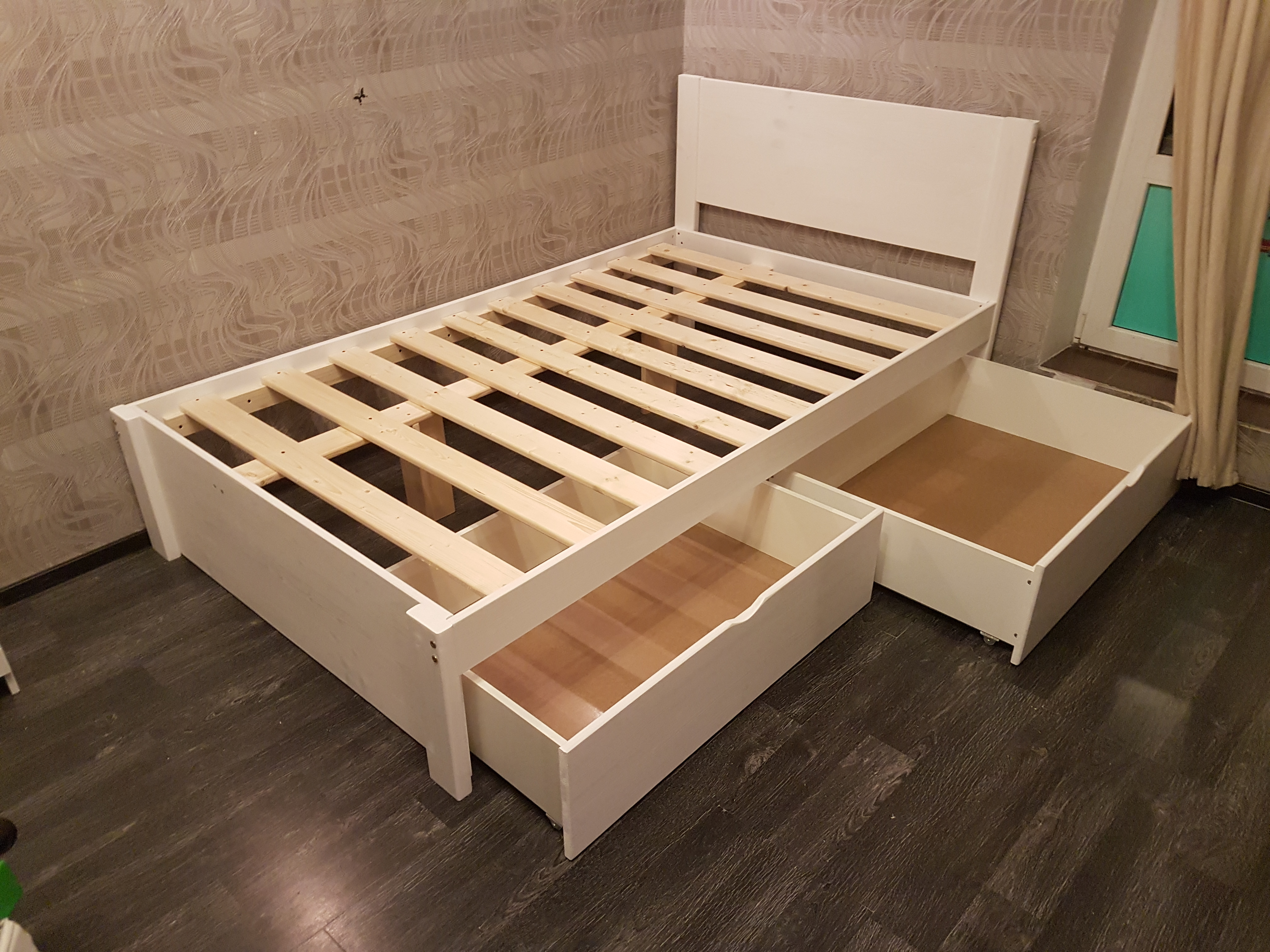 Деревянная кровать "Классик щит Белая" с выдвижными ящиками и зашитым изножьем